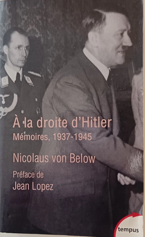 A  la droite d'Hitler
